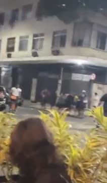 Бразильские фанаты толпой избивают болельщика «Бока Хуниорс»