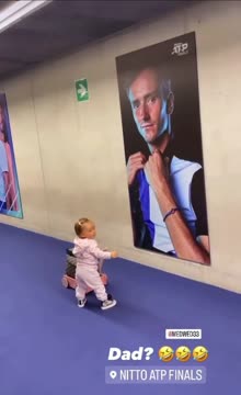 Милая реакция дочки Медведева на постер с отцом в Турине