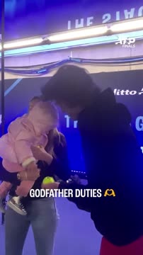 Дочка Медведева Алиса играет со своим крёстным Андреем Рублёвым