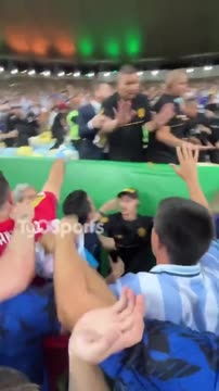 Эмилиано Мартинес защищает фанатов сборной Аргентины