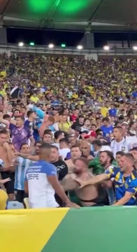 Стычка аргентинских фанатов с бразильской полицией перед матчем