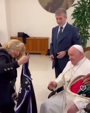 Папа Франциск получил в подарок джерси «Сакраменто»