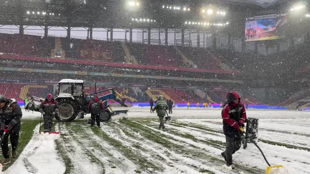 Поле стадиона ЦСКА расчищают тракторами