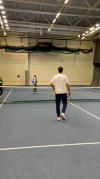 Костомаров с дочкой провели тренировку с теннисистом Хачановым