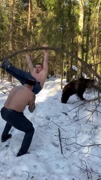 Кокляев провёл уличную тренировку с ручным медведем
