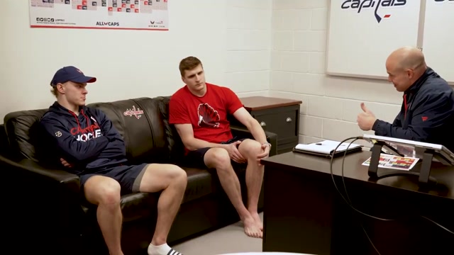 Мирошниченко общается с тренером перед дебютом в НХЛ