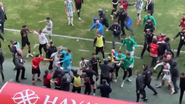 Массовая драка в матче турецких «Бурсаспора» и «Диярбекирспора»