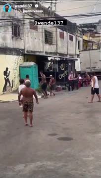 Вендел играет в футбол на бразильской улице
