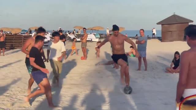 Ибрагимович играет в футбол на пляже в Майами