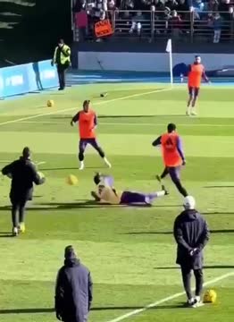 Беллингем дразнит Рюдигера во время тренировки «Реала»