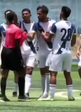 Судья в Эквадоре избил игрока, который полез на него с кулаками