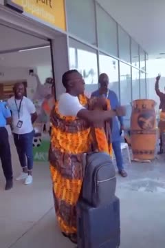 Сборная Ганы в национальных костюмах прилетела на Кубок Африки