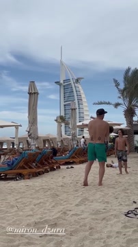 Овечкин играет с детьми на пляже в Дубае