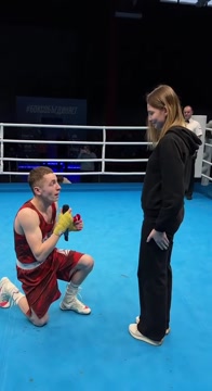 Боксёр сделал девушке предложение на ринге после боя