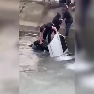 Машина с тренером по MMA и детьми упала в канал в Дагестане