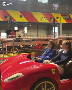 Сёстры Рыбакины посетили парк Ferrari World