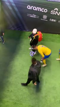 Роналду подтёрся шарфом «Аль-Хиляля» и бросил его фанатам