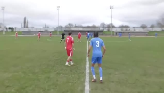 Футболист из Англии забил мяч с центра поля