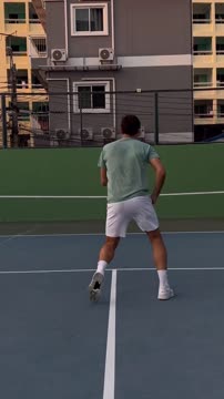 Завершивший карьеру Федерер тренируется на корте