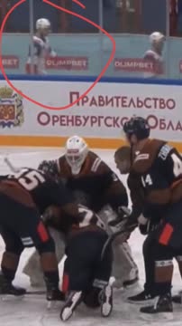 Болельщик швырнул бутылку в хоккеиста «СКА-Нева»