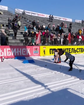 Большунов выступил в детской гонке вместе с дочкой