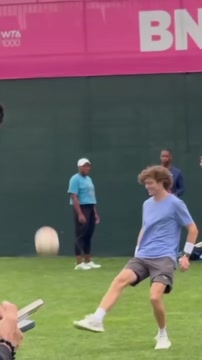 Рублёв в свободное время в Индиан-Уэллсе играет в футбол
