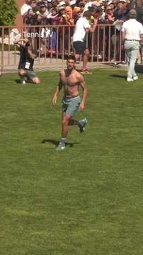 Джокович празднует гол в стиле Роналду