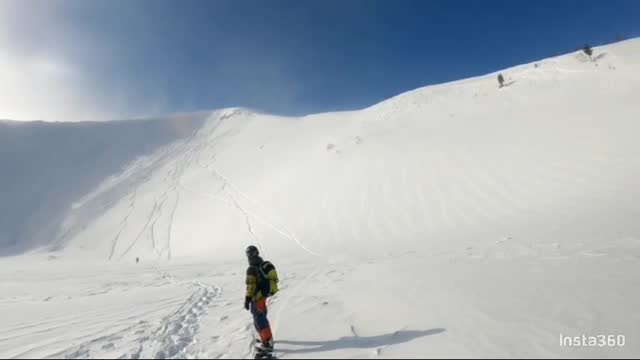 Сход лавины на сноубордиста в Хакасии