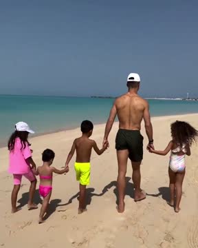 Криштиану Роналду на прогулке с детьми по пляжу