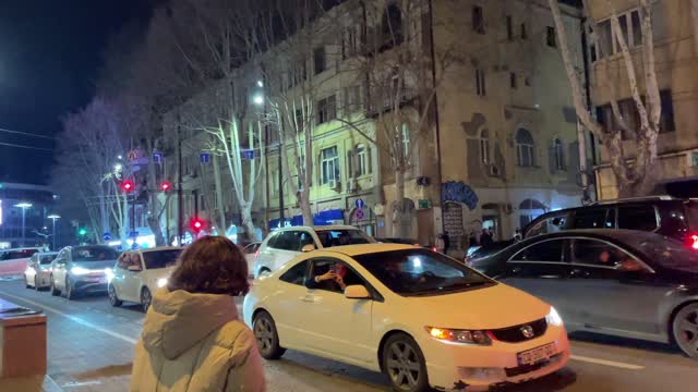Автомобилисты и пешеходы радуются выходу сборной Грузии на Евро