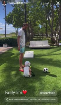 Даниил Медведев играет с дочкой в футбол