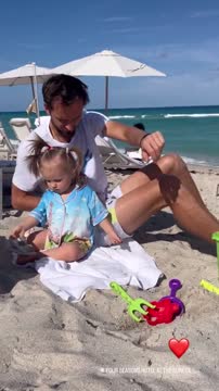 Даниил Медведев отдыхает с дочкой на пляже