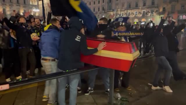 Фанаты «Интера» отмечают скудетто с гробом в цветах «Милана»