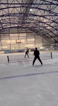 Евгений Плющенко и Софья Самоделкина сыграли в теннис на льду