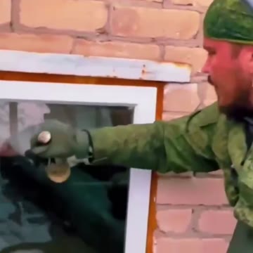 Игорь Дуденко спасает собаку из затопленного дома в Оренбурге