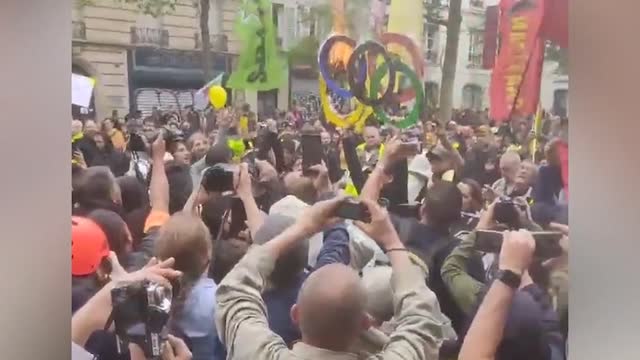 В Париже во время демонстрации сожгли олимпийские кольца