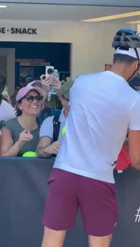 Джокович даёт автографы в шлеме после инцидента в Риме