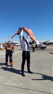 Гимнастка Мельникова делает поддержку с пилотом самолёта