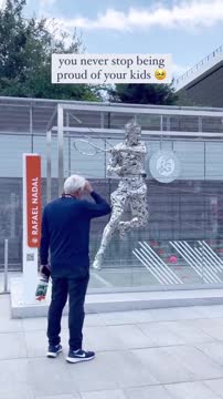 Отец Надаля восхищается памятником сына на «Ролан Гаррос»