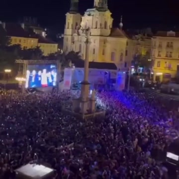 Болельщики сборной Чехии празднуют победу на улицах Праги