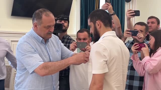 Глава Дагестана вручил Махачеву орден Почёта III степени