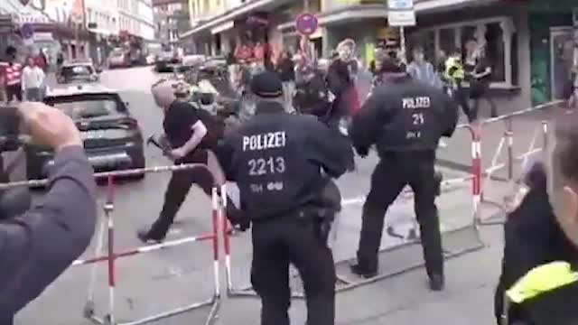 Видео нападения на полицию во время Евро-2024