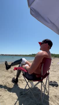 Костомаров показал, как отдыхает на пляже