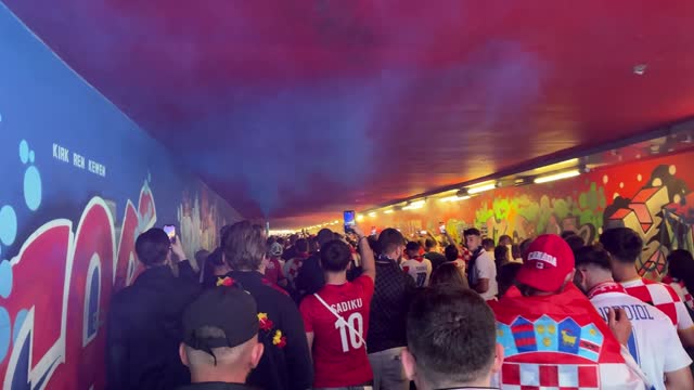 Проход фанатов Хорватии и Албании перед матчем