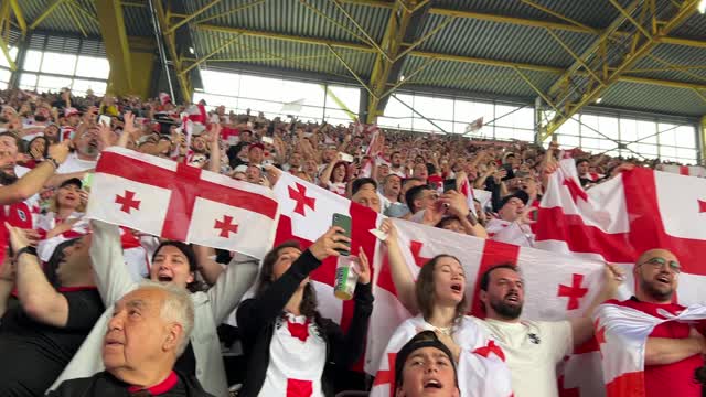 Болельщики сборной Грузии поют гимн на Евро