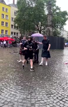 Болельщики Шотландии укрыли от дождя пожилого человека