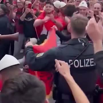 Немецкий полицейский станцевал с фанатами Албании на Евро-2024
