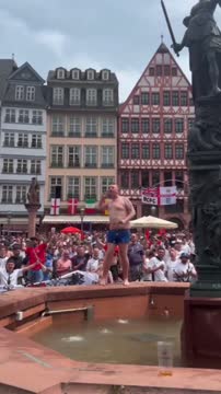 Английский болельщик прыгнул в фонтан во Франкфурте