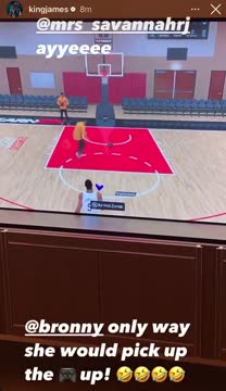 Супруга Леброна Джеймса играет за сына в NBA 2K