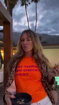 Коллинз презентовала мерч по мотивам скандала в Австралии